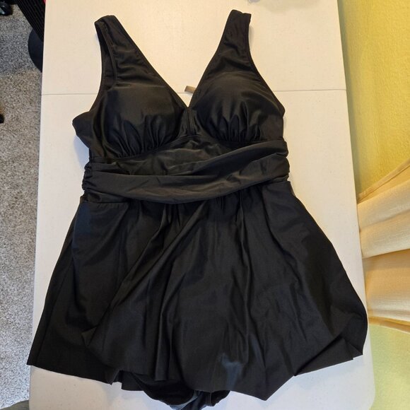 629-6 Torrid One-Piece Swimsuit V-Neck Black Asymmetric Skirt Size 1 (14/16) - Picture 2 of 11
